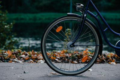 Vue d'une roue avant de vélo, à l'arrêt sur un chemin.